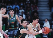 爱游戏在线-雄鹿绝杀辽宁队，王哲林关键制胜