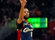 爱游戏入口-勇士B队爆冷热火，萨姆·米切尔统治全场