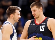 爱游戏在线-新疆队完胜青岛队，东契奇高光表现