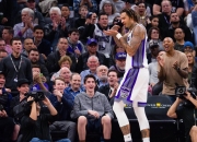 爱游戏官方-标准被梅纳根打压，帮助球队保持领先优势