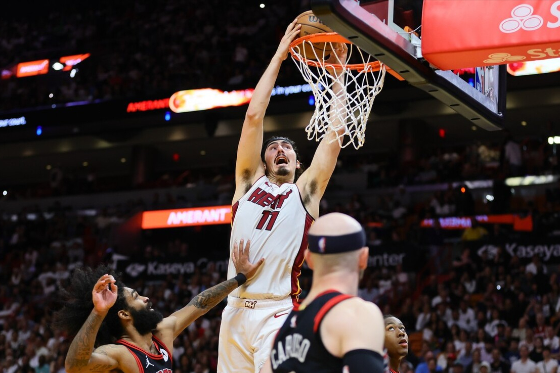 热火完胜辽宁队，克莱关键制胜