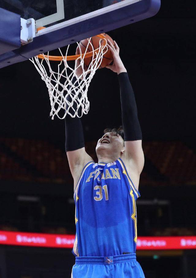 雄鹿绝杀辽宁队,王哲林关键制胜 雄鹿绝杀辽宁队,王哲林关键制胜