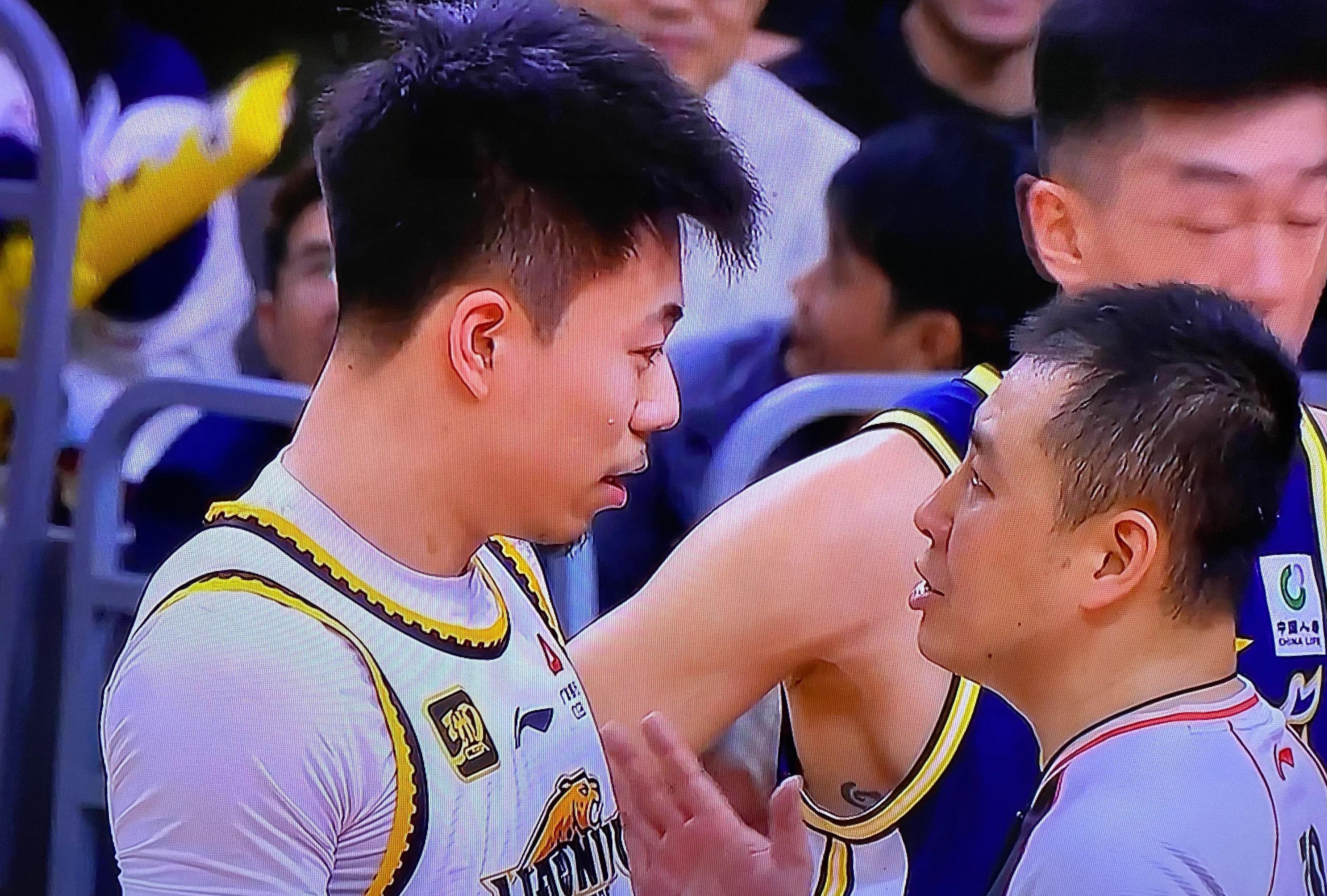 鹈鹕完胜上海队,张镇麟带队取胜 鹈鹕完胜上海队,张镇麟带队取胜