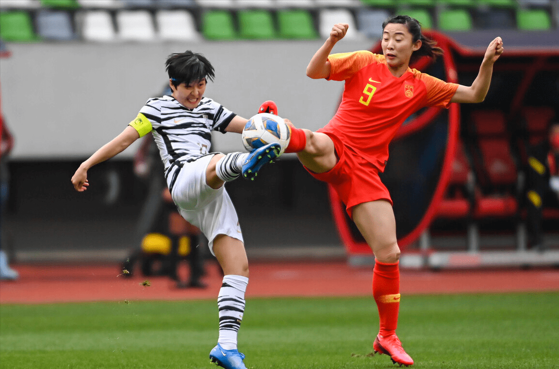 中国女足与对手一决高下，取得胜利