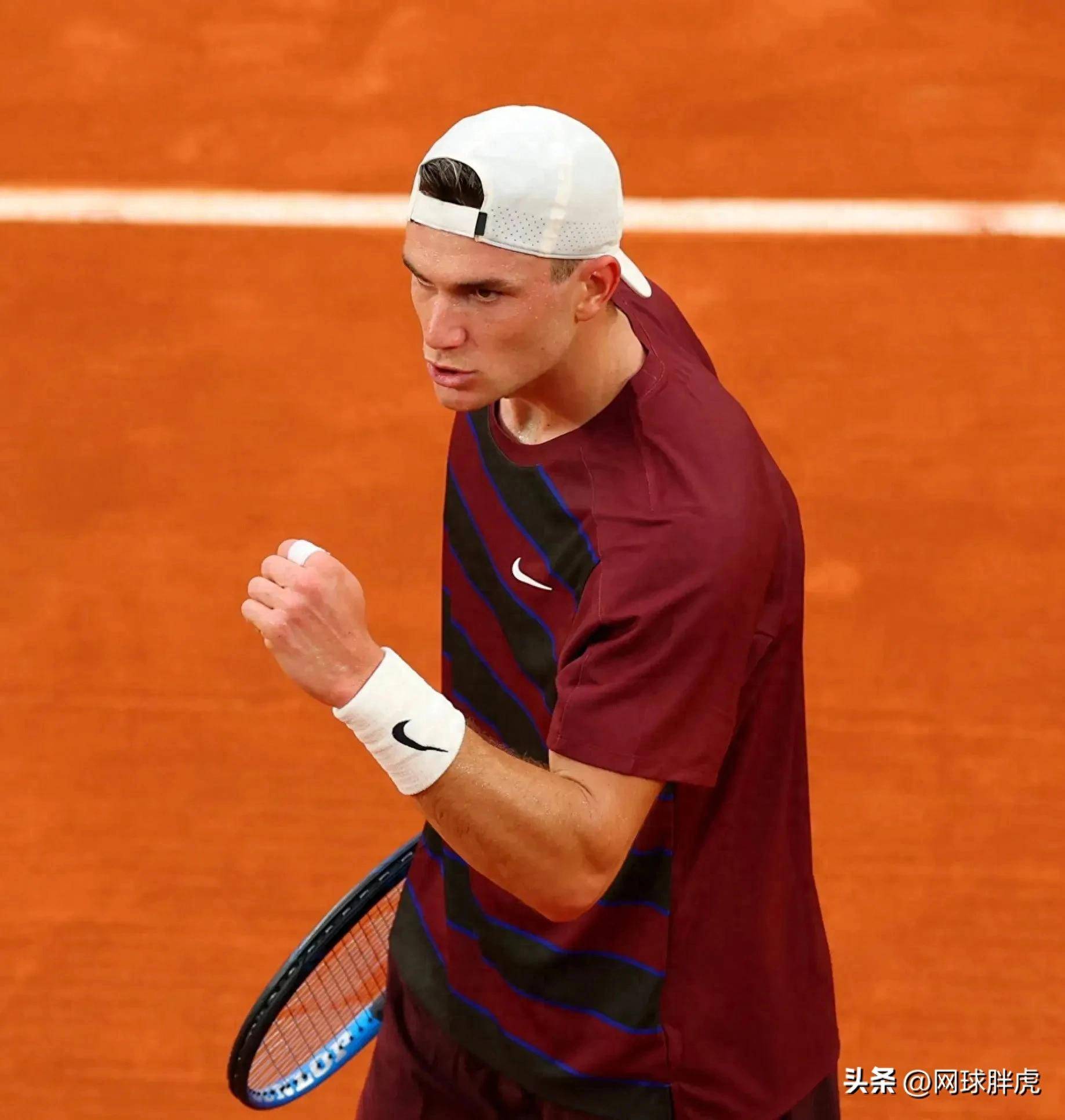 日本网球队鏖战法国网球队，西西帕斯统治全场