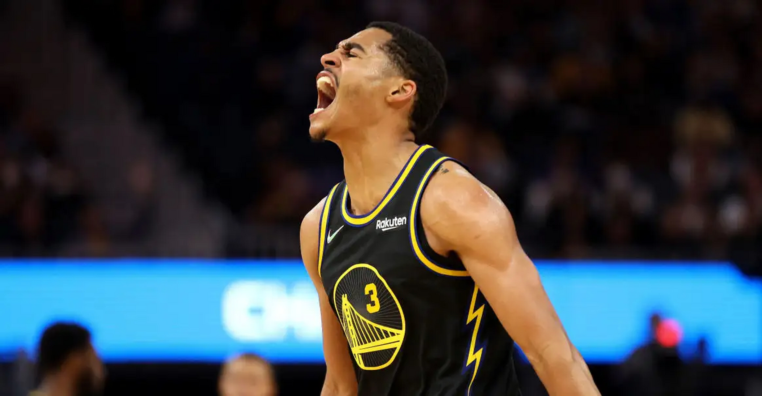 法兰克福惊险获胜，暂居榜首